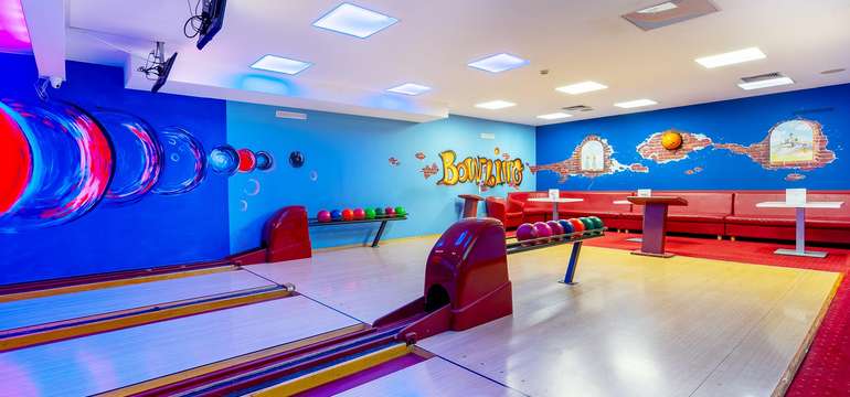 K dispozícii sú 3 bowlingové dráhy