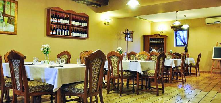 V restauraci se můžete těšit na bohaté snídaně a večeře o třech chodech