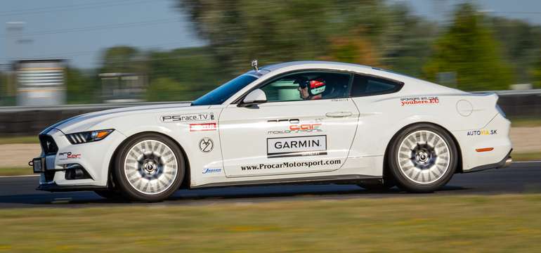 Mustang: max. rýchlosť: 260 km/h.