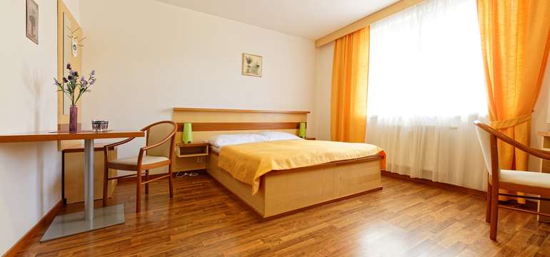 Priestranný apartmán v hoteli Lavanda*** v Prahe