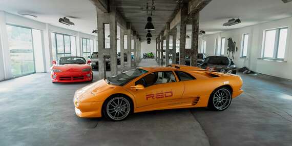 Objavte svet automobilových legiend v DOUBLE RED CARS MUSEUM: Najväčšie automobilové múzeum v srdci Európy!/Brezno