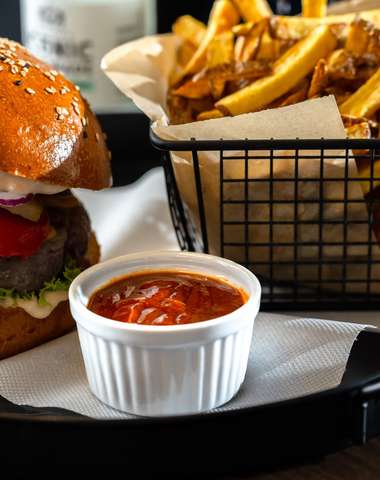Burger, limonáda a biliard v reštaurácii Lux Flavour