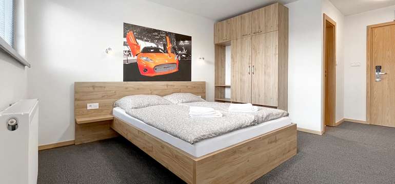 Pobyt v Double Red Cars Hotel***