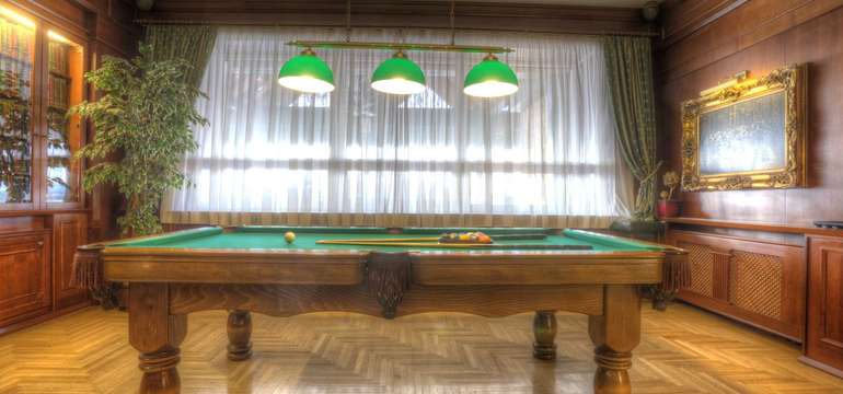 Exkluzívny anglický lobby bar s ponukou rumov, koňakov a celebritných vín