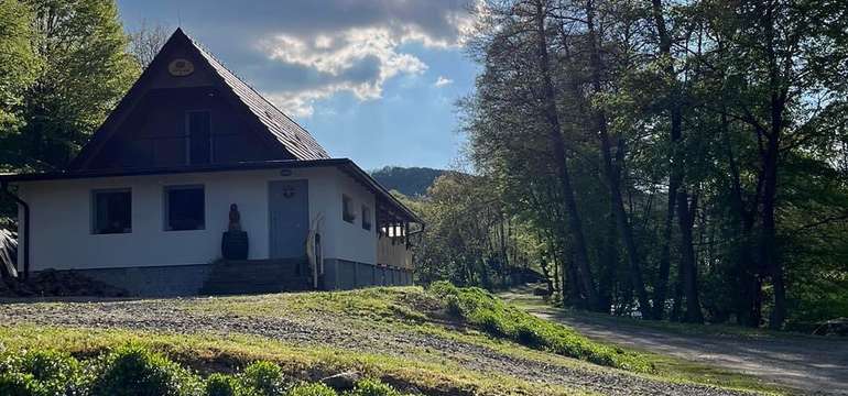 Chata Pekný les ponúka čarovné ubytovanie pri potoku na okraji lesa