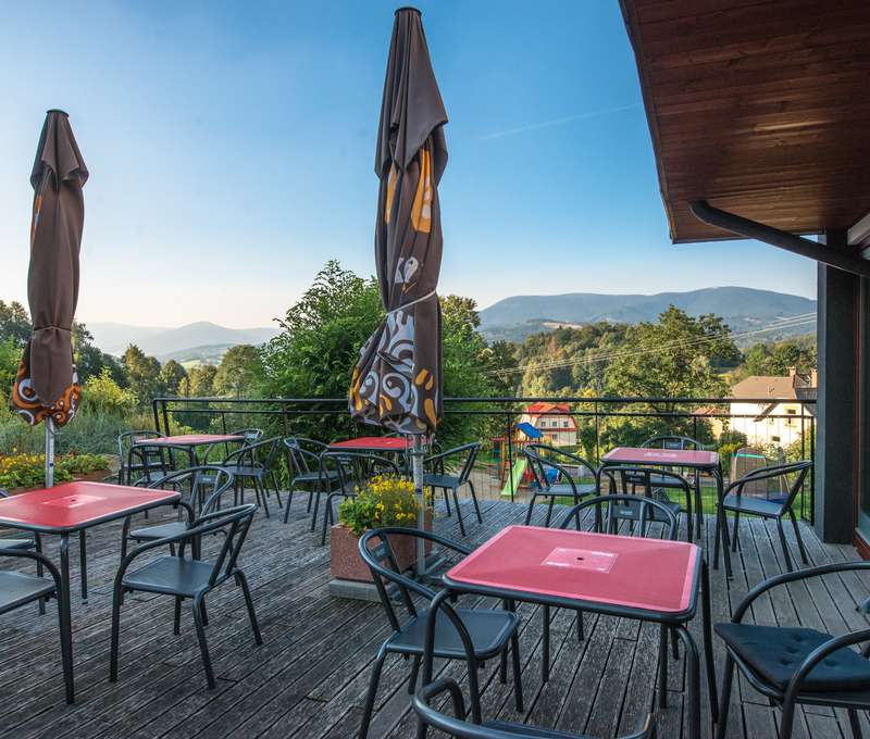 Hotel Slunný Dvůr v Jeseníkoch má nádherný výhľad do okolia