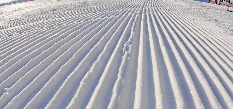 Zjazdovky v poľskom lyžiarskom stredisku Rusin-Ski sú výborne udržiavané