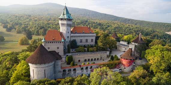 EXTRA ZĽAVA: Romantický pobyt na Smolenickom zámku s polpenziou, fľašou vína a prehliadkou zámku/Smolenice