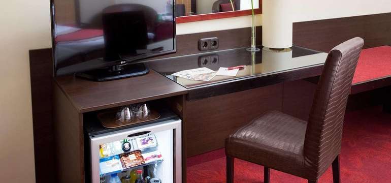 Izby sú klimatizované, nájdete tu TV, Wi-Fi, minibar, sefj, fén aj župan