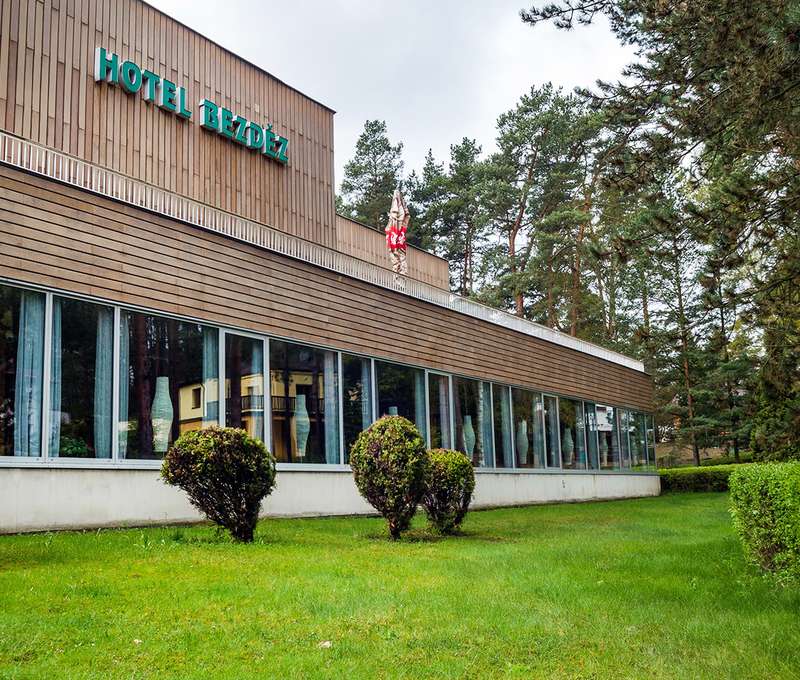 Hotel Bezděz má skvělou polohu přímo u Máchova jezera
