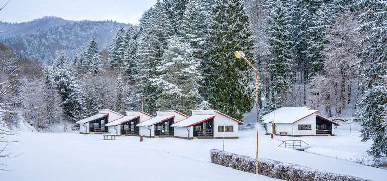 Ekorezort je umiestnený medzi súľovskými a strážovskými vrchmi na úpätí Podskalského Roháča