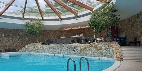 Výhodné ubytovanie v Hoteli FLÓRA retro v Dudinciach so stravou, bazénom aj morským kúpeľom/Dudince