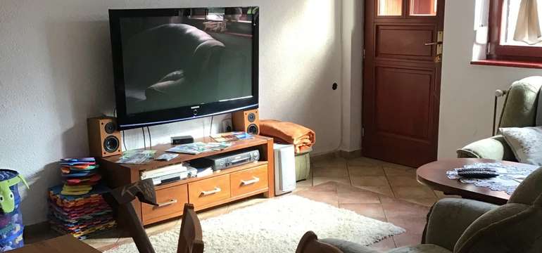 Veľká obývacia izba prepojená s kuchyňou