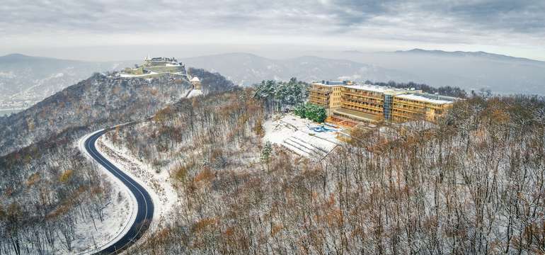 Hotel sa nachádza na vrchole kopcov Pilis, hneď vedľa Fellegváru