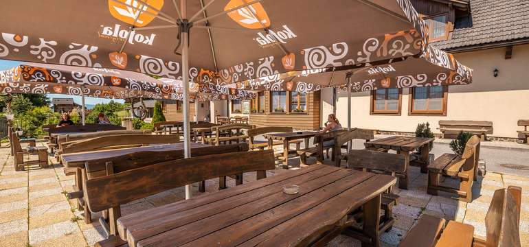 Horský hotel Fuggerov dvor má terasu, kde výborne chutí studený drink