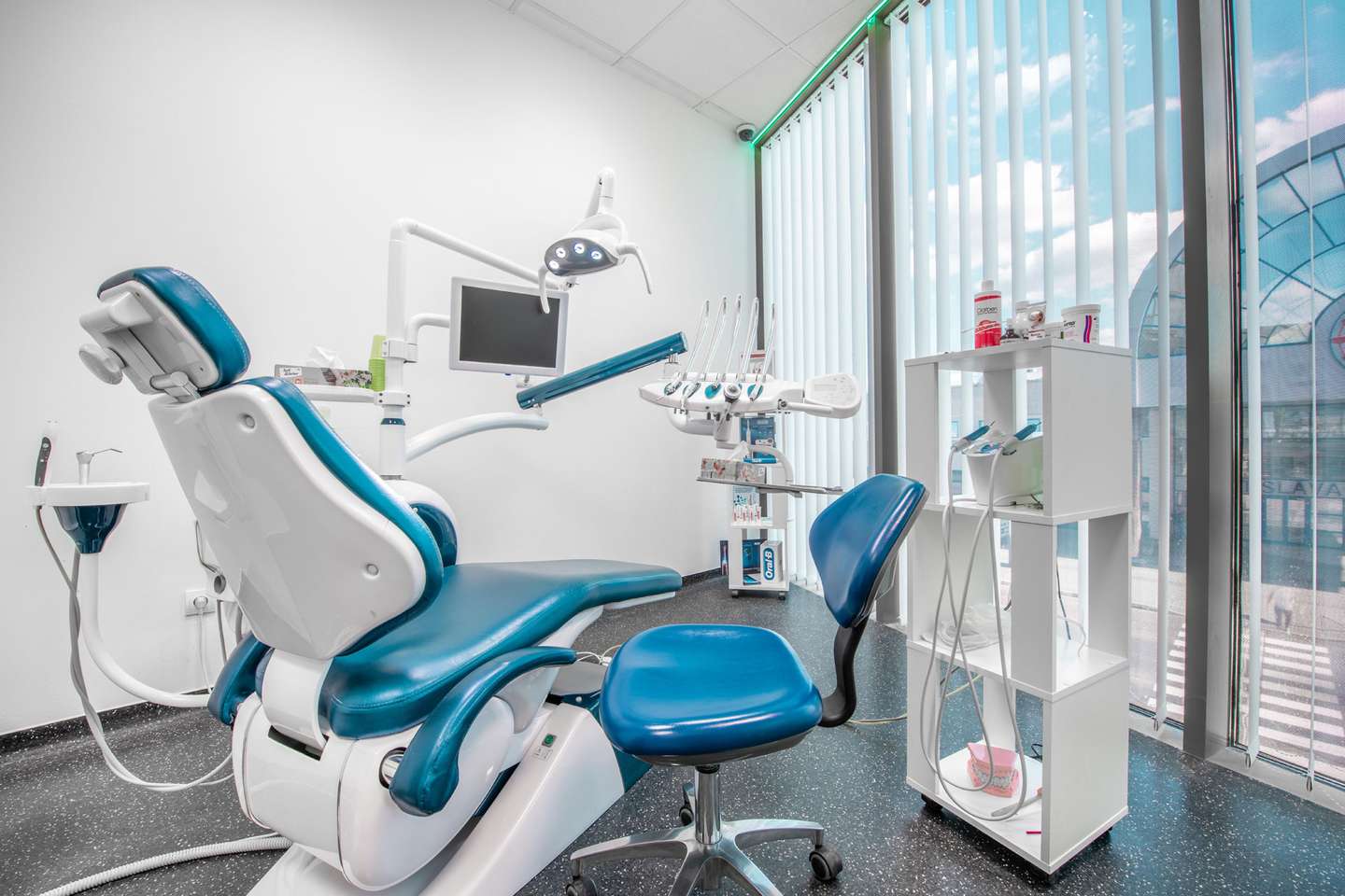 Vstupná zubná prehliadka alebo bielenie zubov + 15% zľava na ďalšie úkony v Black & Gold Dental Clinic