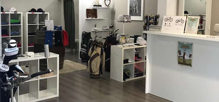 V golfovom obchode vám vedia zapožičať všetku potrebnú výbavu
