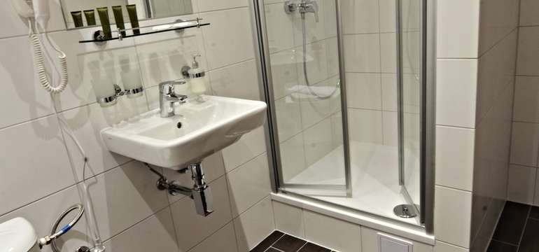 Izby sú vybavené vlastným sociálnym zariadením s WC a sprchovým kútom, fénom , SAT - TV + DVD, wifi