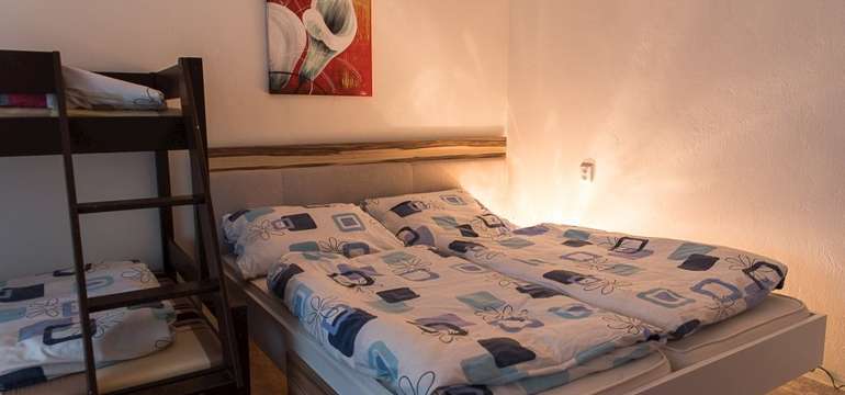 V chalupe sú spolu tri spálne (jedna 3-lôžková, jedna 4-lôžková a jedna 5-lôžková)