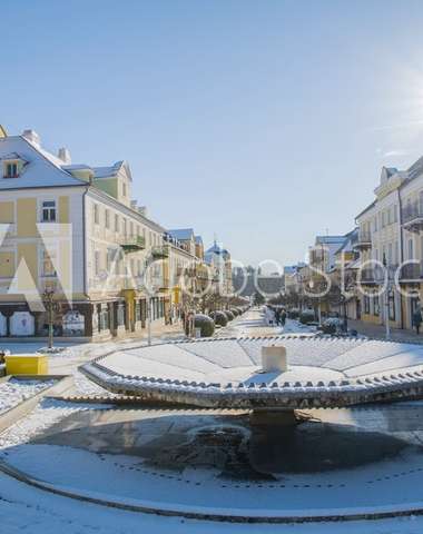 Rodinně vedený hotel se nachází přímo v centru města, pár minut od hlavní promenády