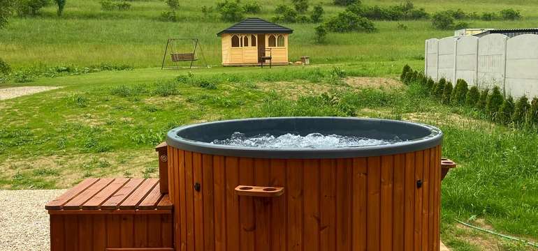 Jedna z troch chatiek má aj vlastnú jacuzzi