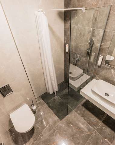 K štandardu všetkých izieb patrí sprchový kút, televízor, trezor, minibar a WiFi