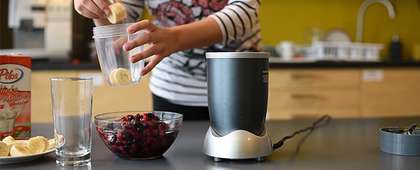 Tento smoothie mixér spraví všetku špinavú prácu za vás. Takmer všetkú :)