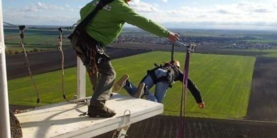 Skoč si z najvyššieho objektu na skákanie na Slovensku - sólo zoskok zo 110 m komína Action Tower/Pezinok