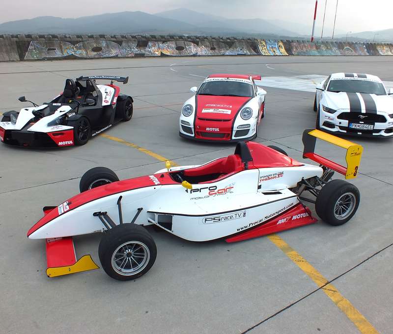 Formula, Porsche 911 v GT3 úprave alebo Mustang GT V8