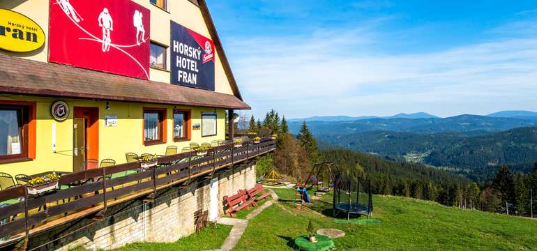 Hotel vzhliada na krajinu Kysuckých Beskýd