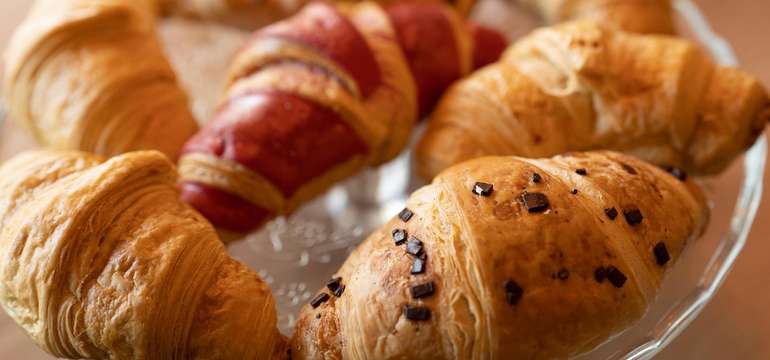 Kvalitná talianska káva s croissantom alebo koláčikom v Emporio Lounge Bar