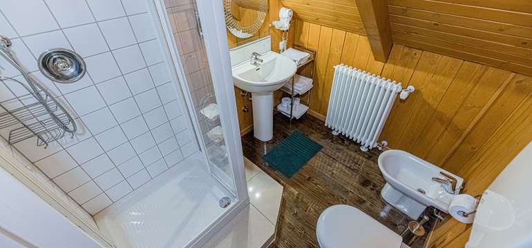 Každá izba má vlastnú kúpeľňu: sprchovacíkút, bidet, umývado, fén a WC