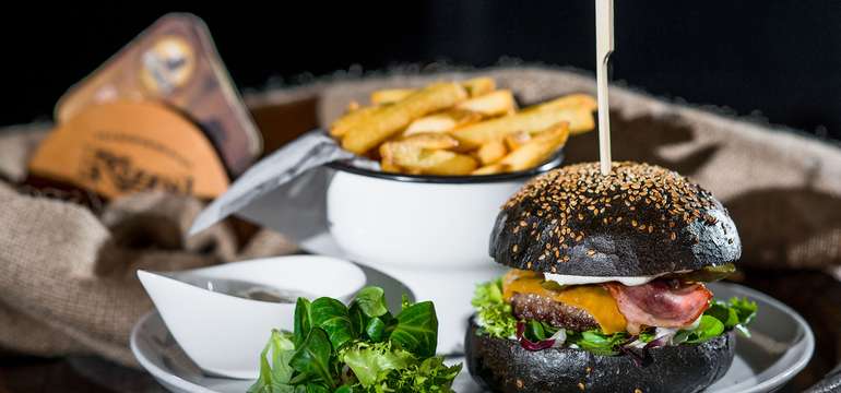 Hovädzí burger s cheddarom a hranolčekmi 