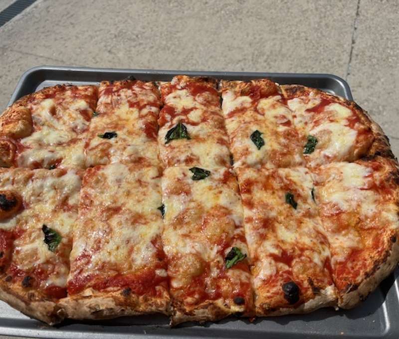 Pravá talianska pizza a panuozzi v reštaurácii Italianissimi