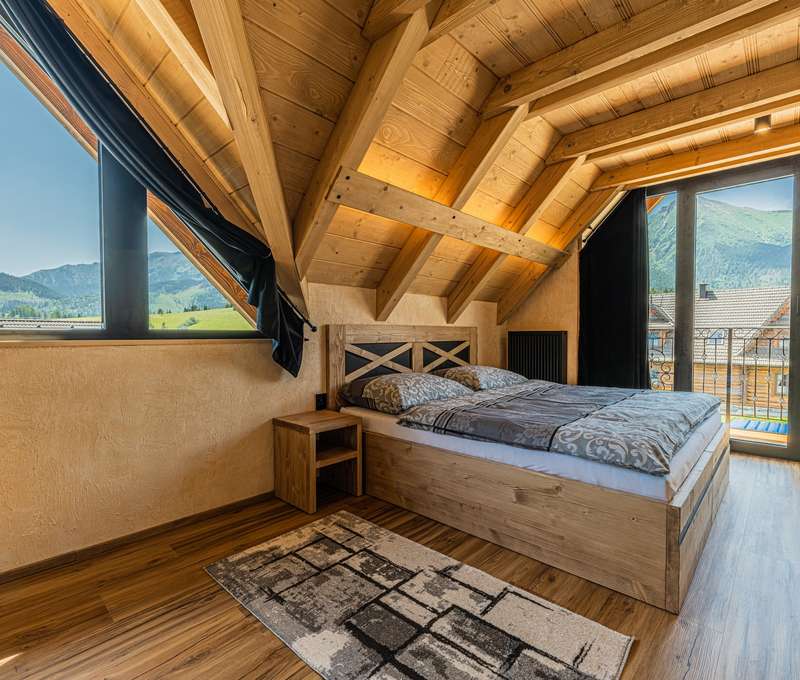 Chalet má 4 pevné lôžka v dvoch spálňach a ďalšie 4 lôžka v podkrovných izbách
