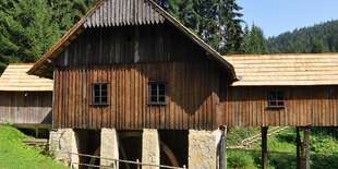 Technické stavby prezentuje vodný mlyn a píla s hrázdenou konštrukciou z obce Klubina