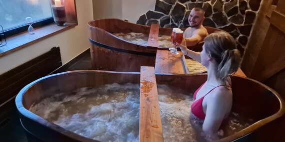 Pivný kúpeľ v drevenej kadi v Drevenice Terchová Resort/Terchová