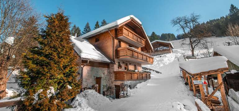 Chata Alpina má výbornú polohu priamo pod lyžiarskymi svahmi
