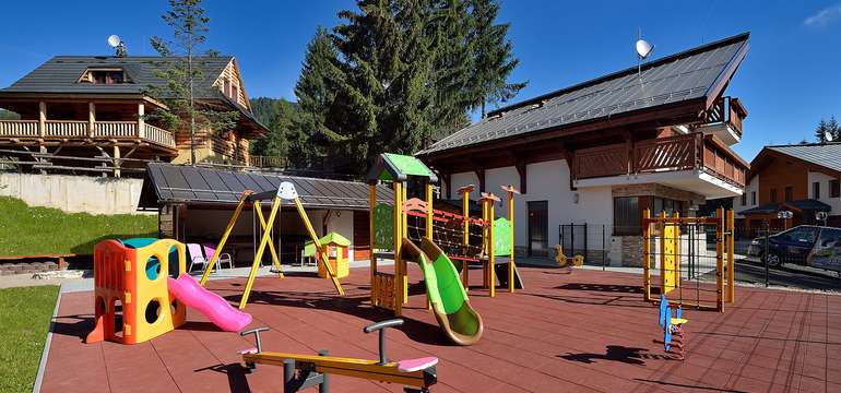 Pre najmenších hostí k dispozícii nové detské ihrisko s viacerými hracími prvkami