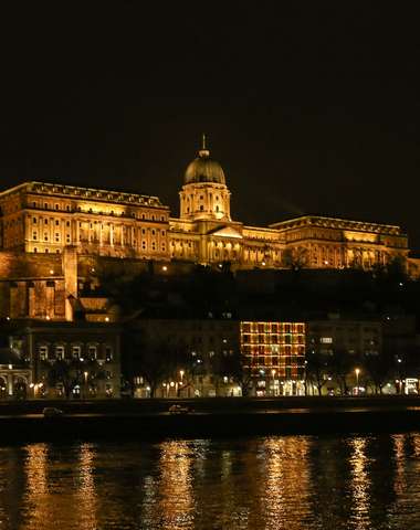 Užívajte si nočnú panorámu z vody Dunaja