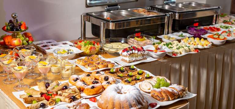 Restaurace se zimní zahradou a letní terasou