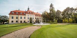 Kaštieľ Theresia Chateau – Bernolákovo je zasadený do krásnej záhrady