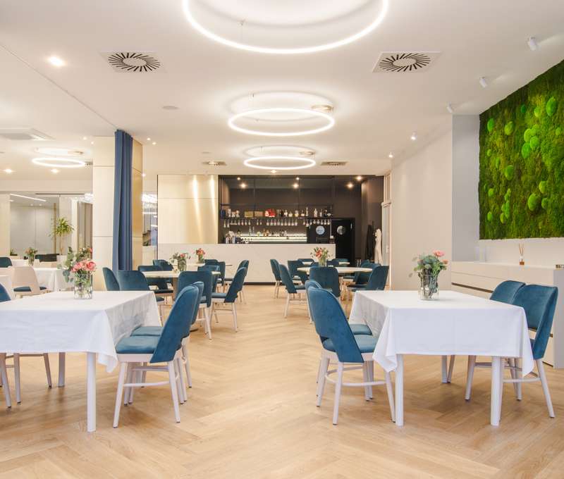Dizajnová á la carte reštaurácia ponúka aj denné menu
