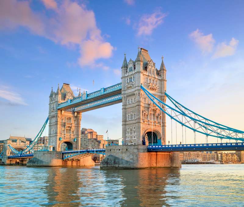 Tower Bridge nad Temžou v Londýne pri západe slnka