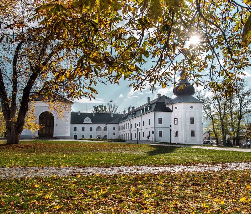 Zámek Château Appony**** je obklopen krásným anglickým parkem