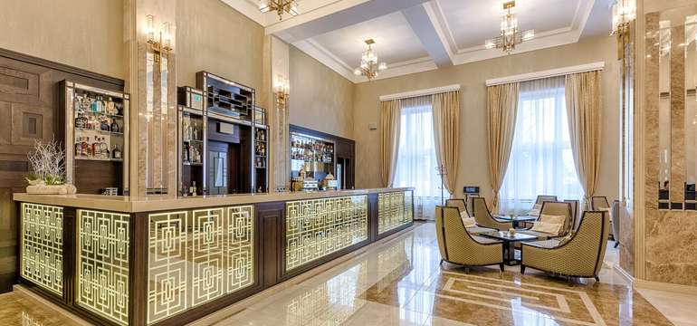 Zrekonstruovaný hotel ROYAL PALACE***** je zařízen ve stylu art deco a patří k nejluxusnějším