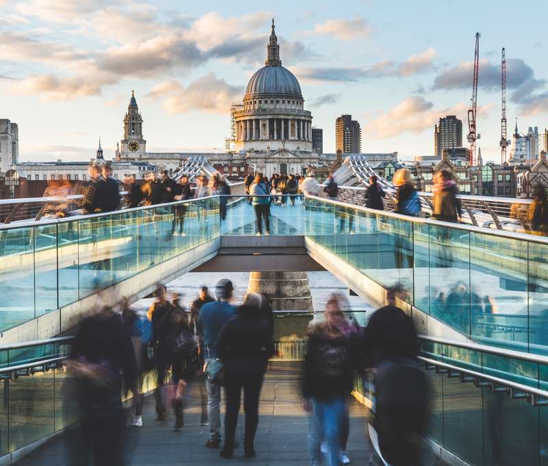 Millennium Bridge s výhľadom na katedrálu svätého Pavla