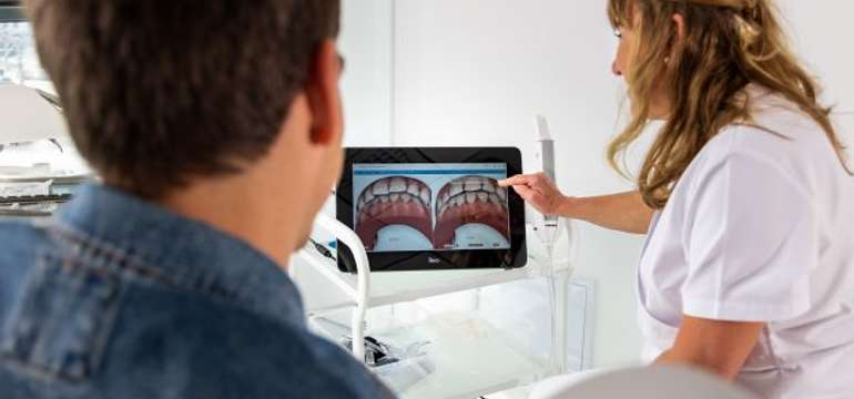 Dentálna hygiena, bielenie zubov a poukážka na neviditeľný zubný strojček na zubnej klinike KLOSTERM