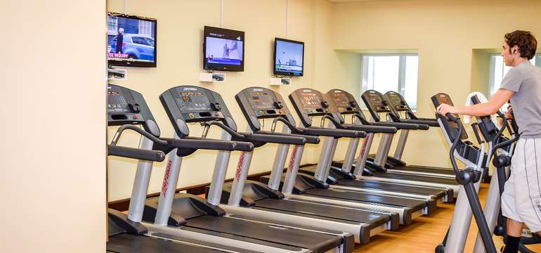 V budove je k dispozícii aj fitness centrum