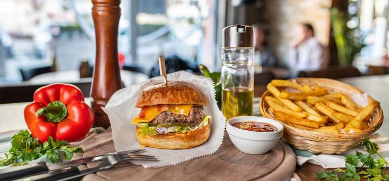 Hovädzí burger s hranolkami